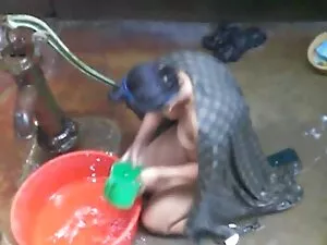 Sara telanjang di si ...