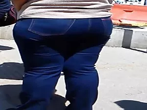 Karnaval Tiga Orang  ...
